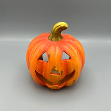 Lade das Bild in den Galerie-Viewer, Halloween Kürbis mit LED Kerze Outdoor
