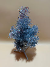 Lade das Bild in den Galerie-Viewer, Weihnachtsbaum 20 cm verschiedene Farben mit Ständer
