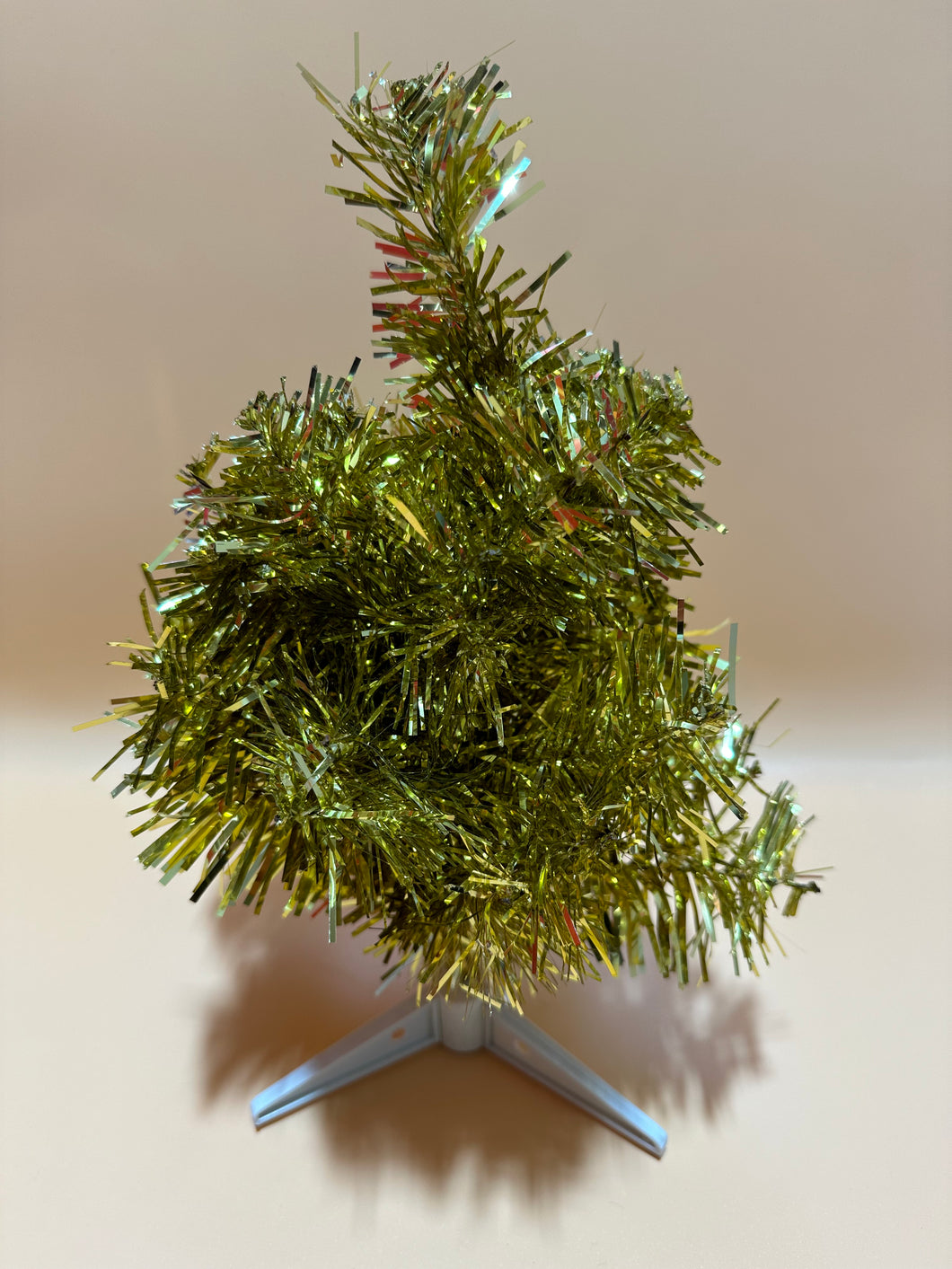 Weihnachtsbaum 20 cm verschiedene Farben mit Ständer