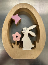 Lade das Bild in den Galerie-Viewer, Osterdekoration aus Holz Hase mit Blume
