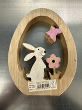 Lade das Bild in den Galerie-Viewer, Osterdekoration aus Holz Hase mit Blume
