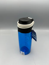 Lade das Bild in den Galerie-Viewer, Leifheit Tritan Bottle Flip 550 ml, 100 % dichte Sportflasche, mit einer Hand zu öffnen, leichte und bruchsichere Trinkflasche mit Filter für Fruchtaufguss, nachhaltige Wasserflasche, BPA-frei, blau
